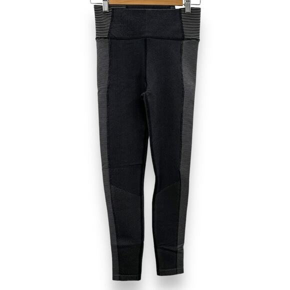 Offline by aerie Gray &‎ White Striped Mid Rise 7/8 Ankle Leggings Sz S NEW - Picture 1 of 11